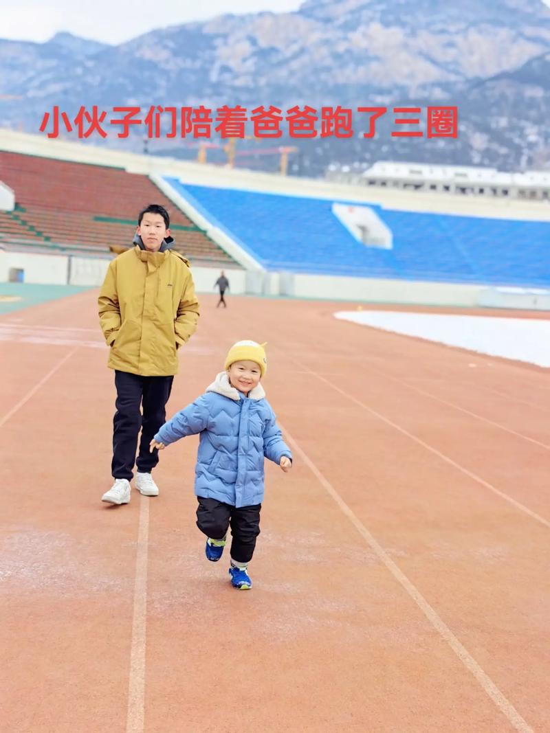 (1/2)父亲和儿子在100米的跑道上进行赛跑,已知儿子跑5步的时间父亲能跑...