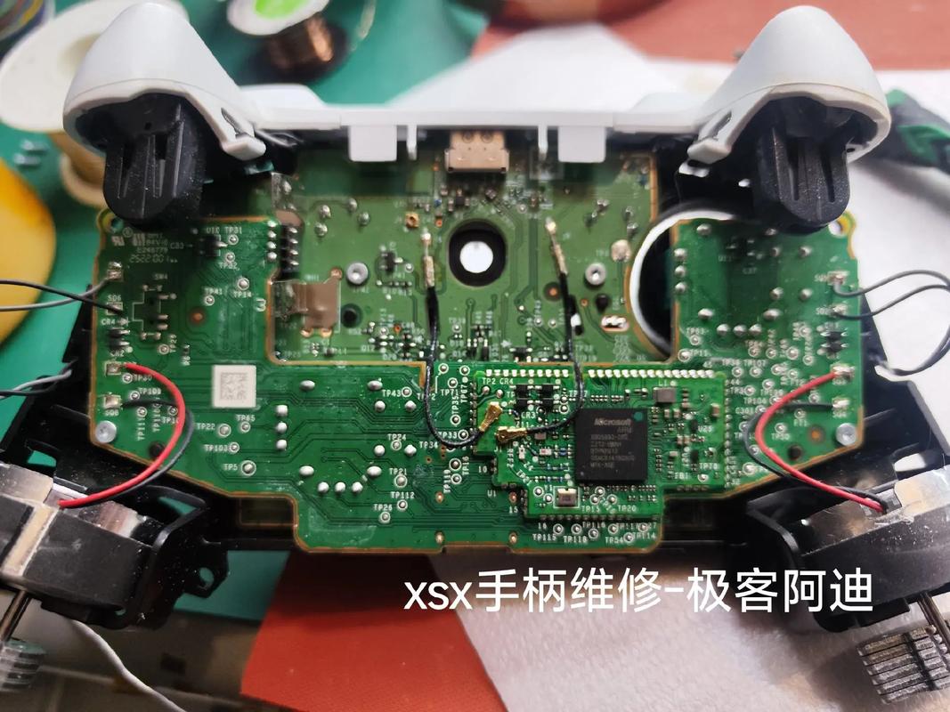 战神2中遇到两眼发绿光的大头前面有一个吊着的死人,为何推手柄就会死去...