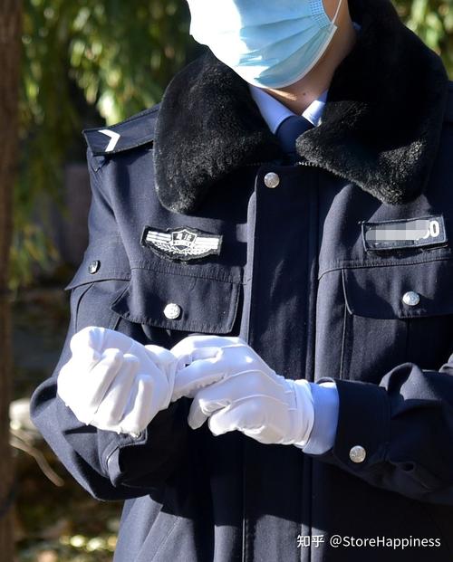 法庭上的警察为什么戴白手套